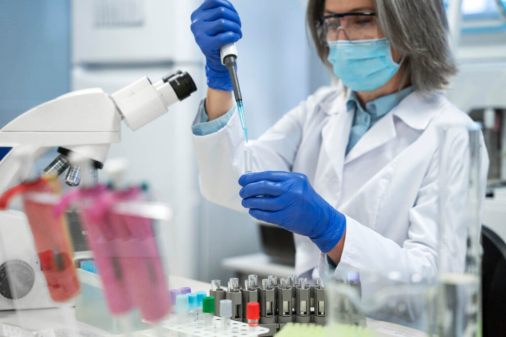 medico-realizando-pesquisas-medicas-em-laboratorio